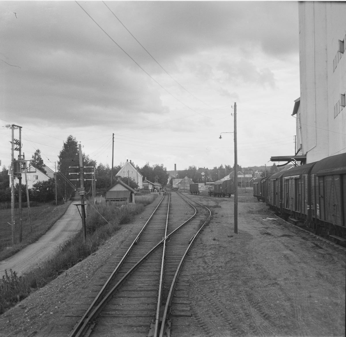 Lena stasjon på Skreiabanen. Utsikt fra bakerste vogn på A/L Hølandsbanens veterantog fra Eina til Skreia.