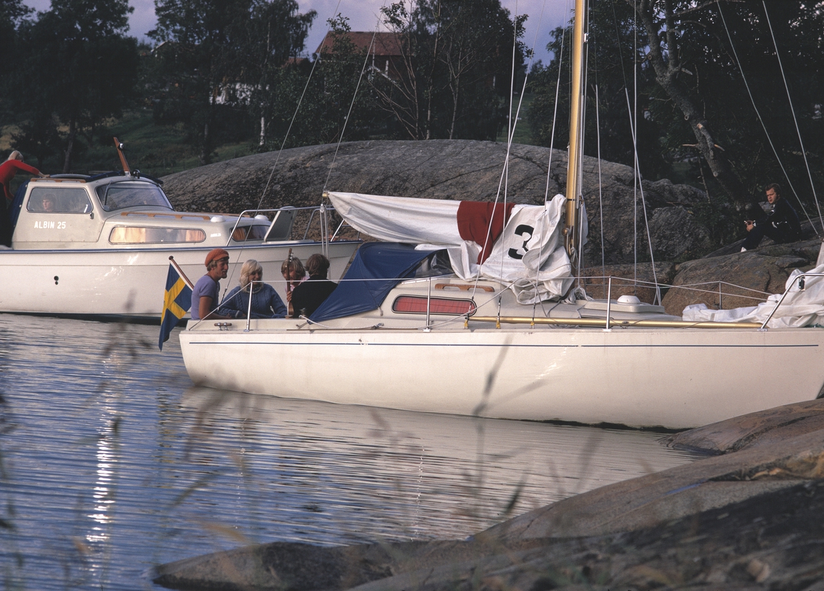 Två Albin-båtar förtöjda i en vik. I förgrunden Albin Viggen, i bakgrunden Albin 25. Marknadsföringbild.