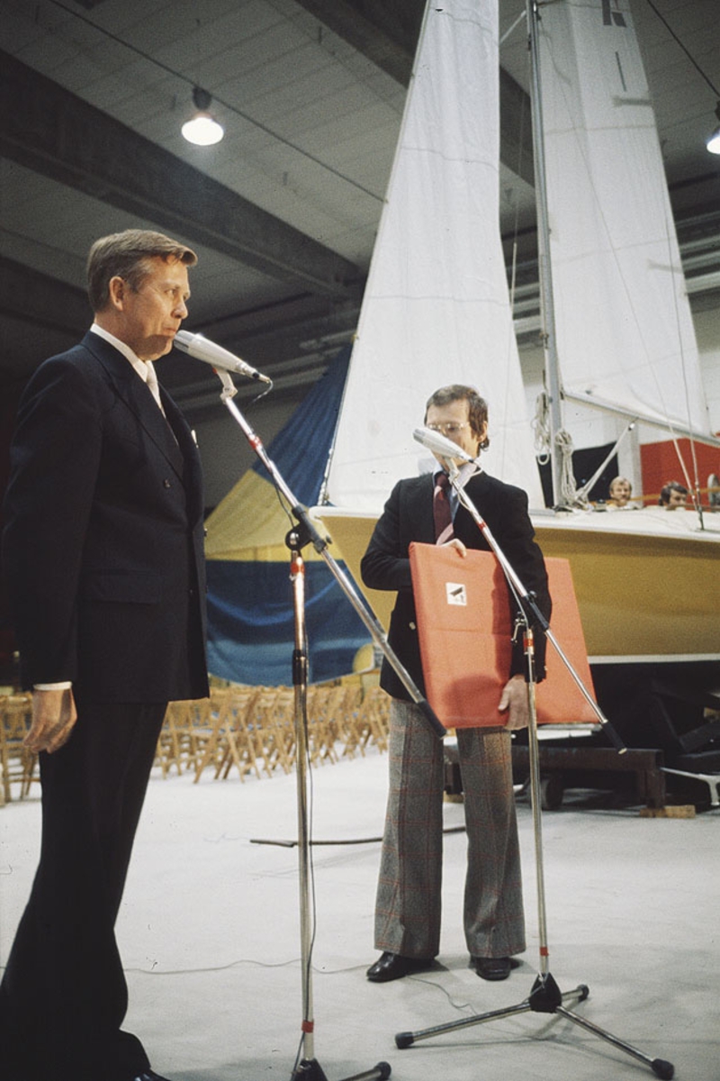 Invigningen av Albin Marins anläggning i Gustavsvik, Kristinehamn. VD Uno Eriksson talar i mikrofonen, t h båtkonstruktören Rolf Magnusson.