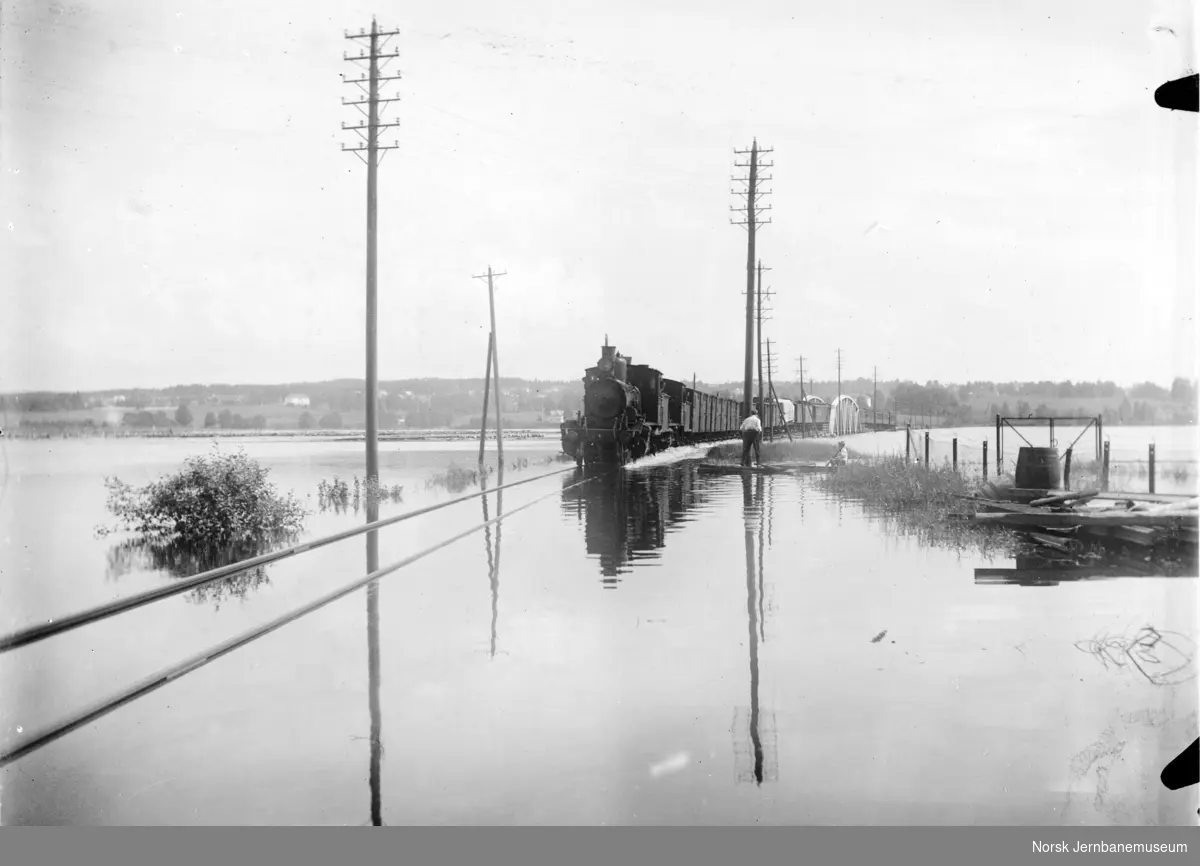 Flommen i 1927 : Tog 1 i Åkersvika, vannstand 8,24 meter