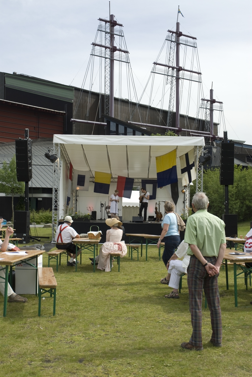 Tre seklers flaggskepp, maj 2008.
På Scen.
Ulrika Gunnarsson och Esbjörn Hazelius sjunger och spelar 1600,1700&1800-tals musik.