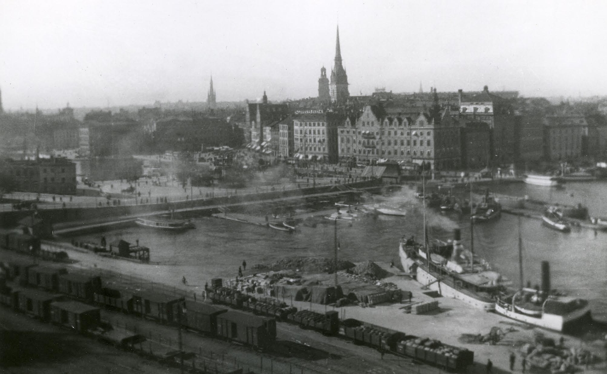 Vy &ouml;ver Slussen taget fr&aring;n Katarinav&auml;gen.Fotot taget i maj m&aring;nad 1920.