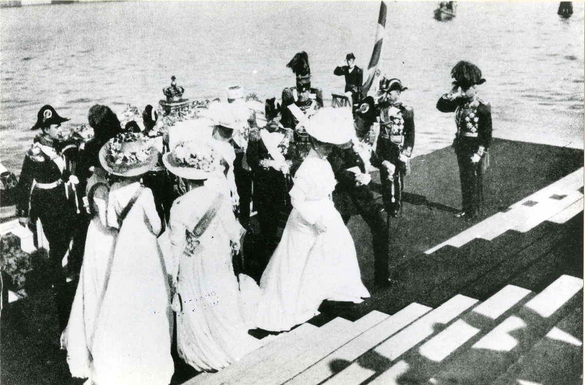 Det ryska kejsarparet, tsar Nicolaus II och tsarevna Alexandra, landstiger vid Logårdstrappan under besöket i Stockholm 1909.