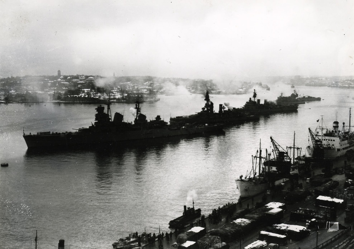 Kustflottan på strömmen troligen 1948 eller 1949.
Kryssaren Tre Kronor, pansarskeppet Drottning Victoria, kryssaren Gotland samt jagarna Öland och Uppland.