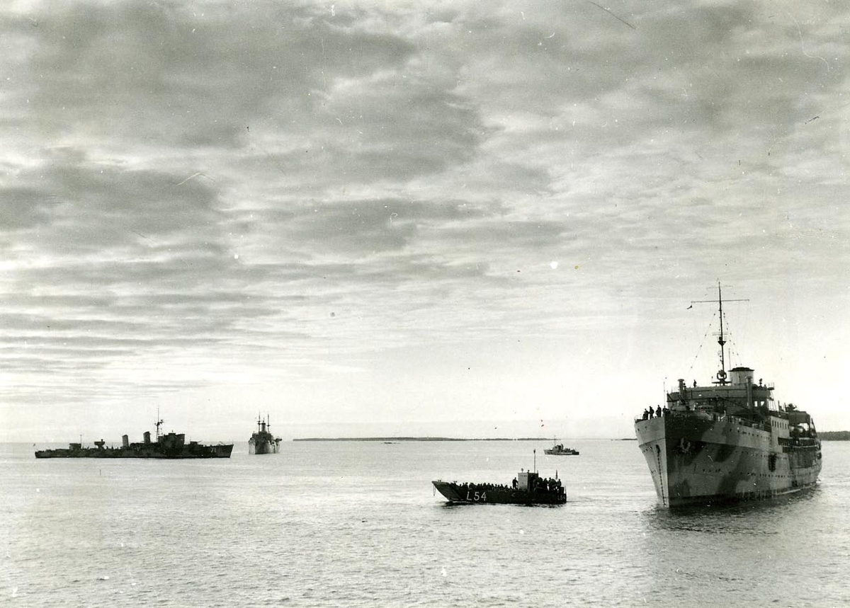 Eskaderbild från 1952.
Längst till vänster: fregatten 71 Ehrensköld, radarskolfartyget Prins Carl samt en liten minsvepare, sedan ett landstigningsfartyg L-54
samt ubåtsdepåfartyget Patricia.
