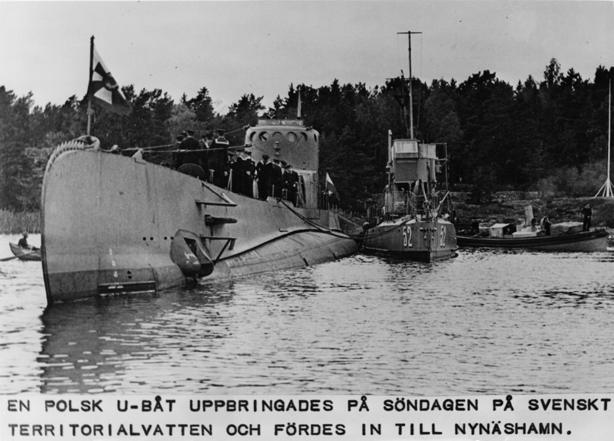 [fjärrskrivartext:] "En polsk U-båt uppbringades på söndagen på svenskt territorialvatten och fördes in till Nynäshamn."