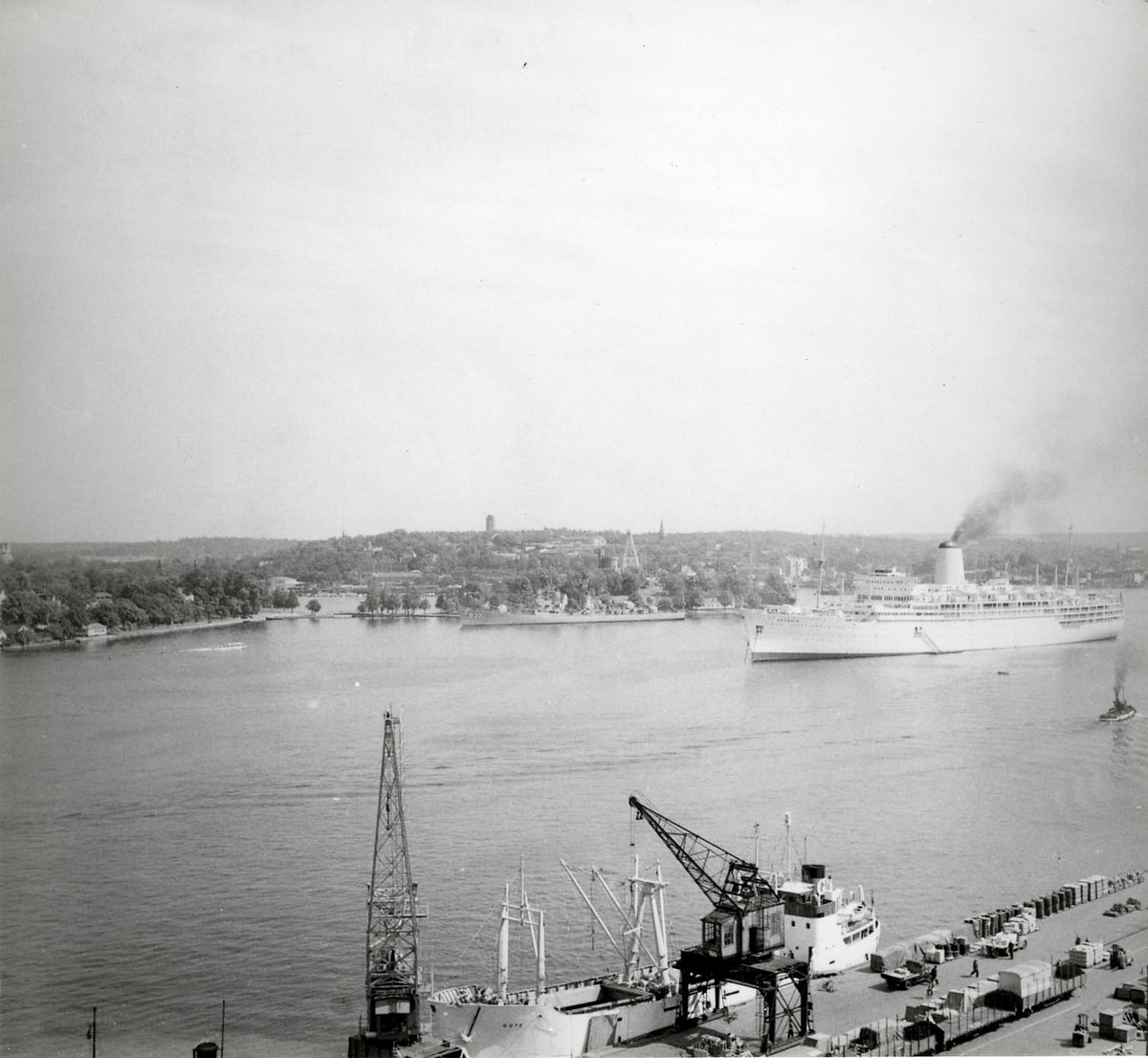 Foto från 1957 visande jagare 937 "Davis" från USA, samt passagerarturbinångfartyg "Arcadia" av London, m.fl. fartyg på Stockholms ström.
