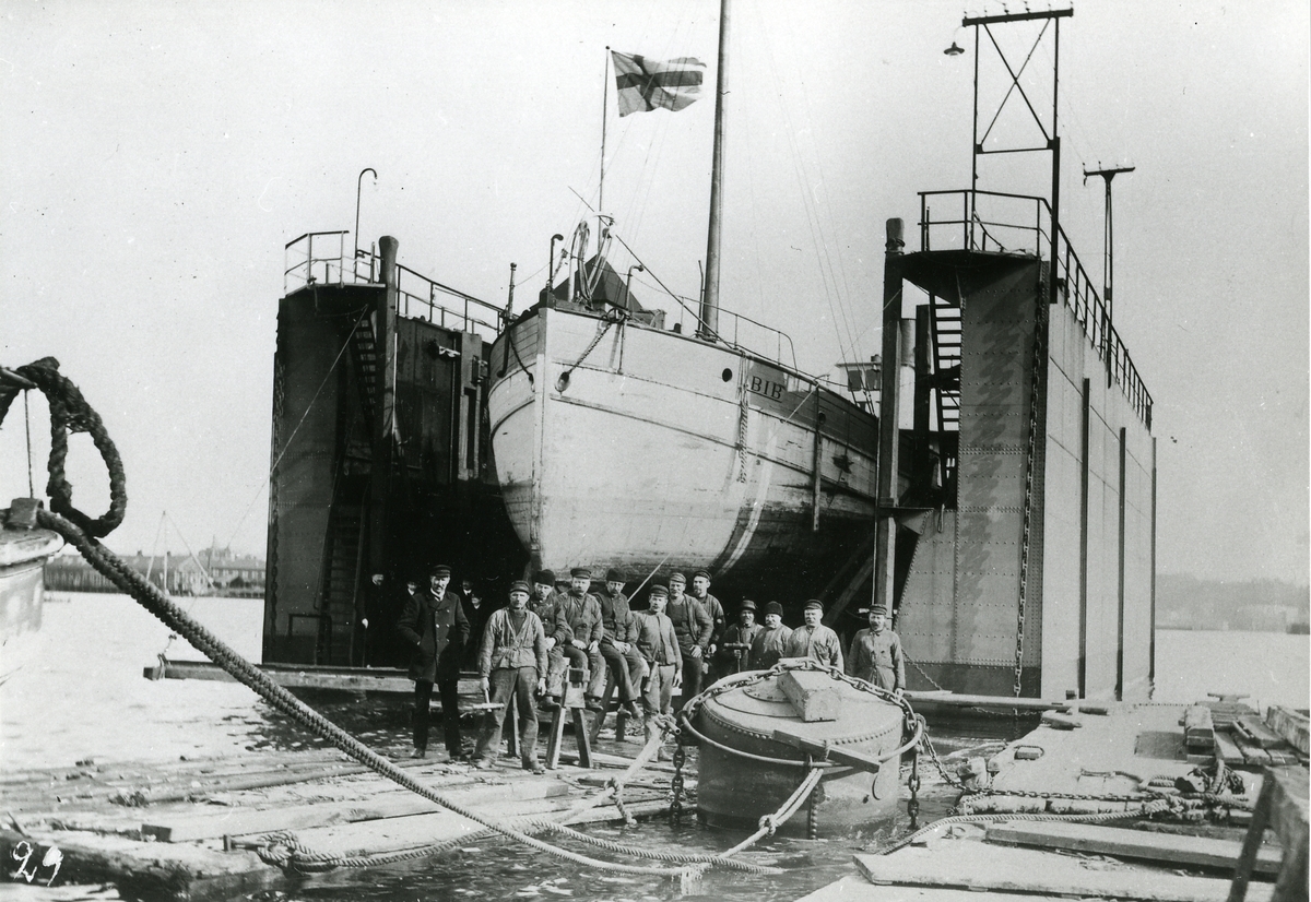 "U-dockan". byggd vid Södra varvet för Vaxholmsbolagets räkning. [1911] Kopnstruerad av ing. [Anders Fredrik] Viking. L på bryggan 30m, l på pontonen 25m, utvändig bredd 14m, största bredd mellan fendrarna 27 fot.
