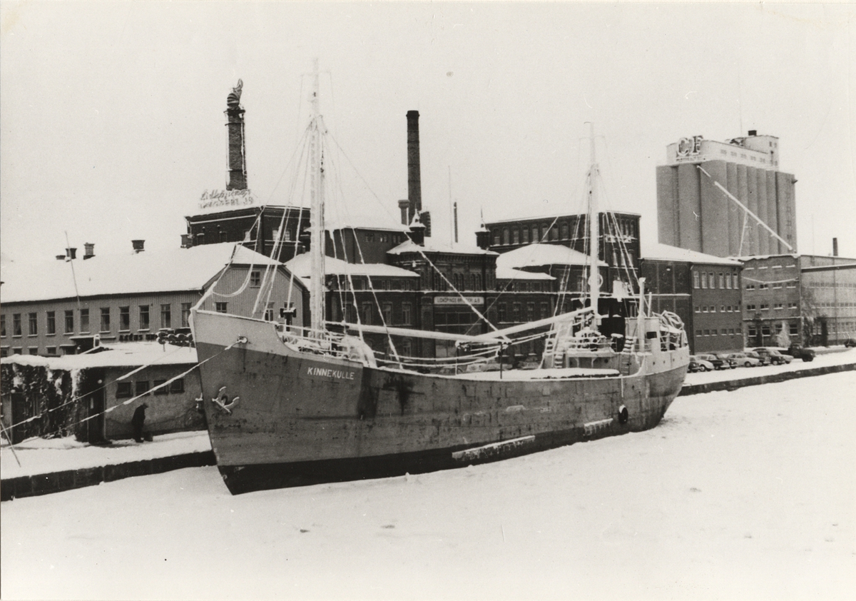 Lasrtmotorfartyget KINNEKULLE av Lidköping i Lidköping den 12 jan. 1963.