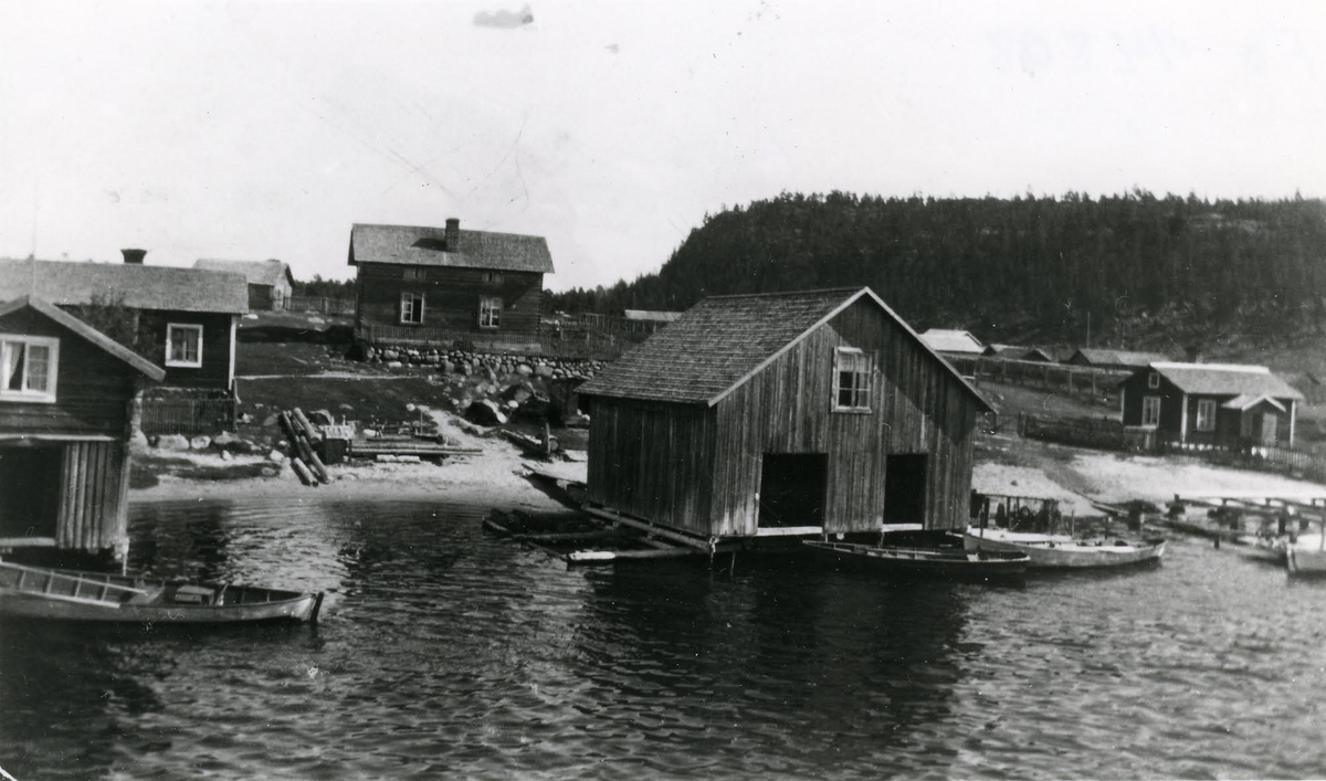 Ångermanland, Trysunda. Fiskaren Leonard Lundgrens sjöbod och bostadshus, innan de byggdes om.
Ombyggnaden gjordes på 1920-talet.