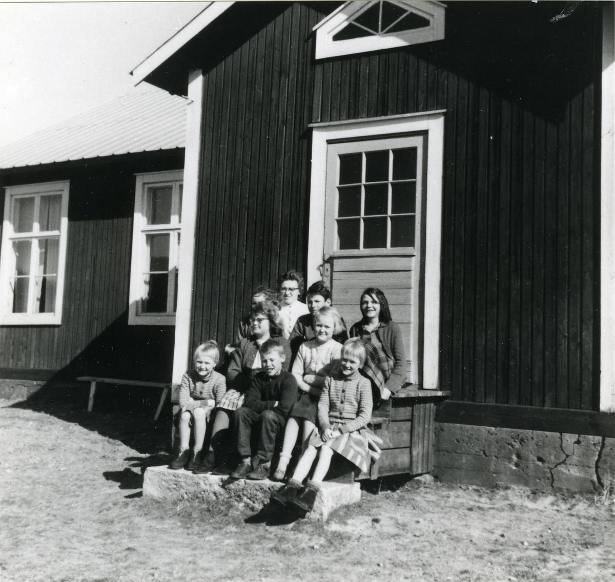 Ångermanland. De sista eleverna i Trysundas skola. I främsta ledet sitter tre av flickorna Lundgren. Fotot från 1960.