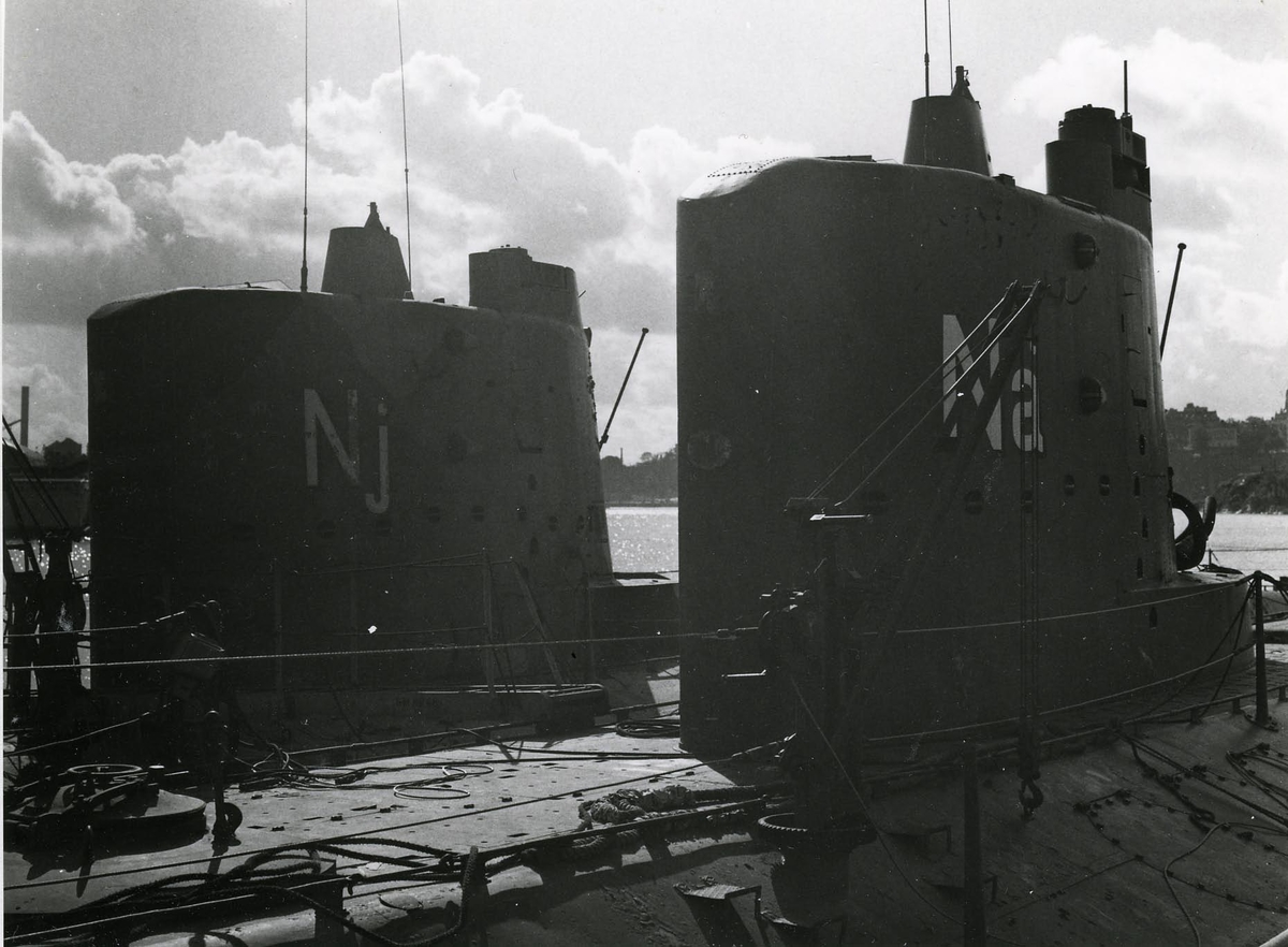 Foto visande manövertornen till ubåtarna "Näcken" och "Najad".