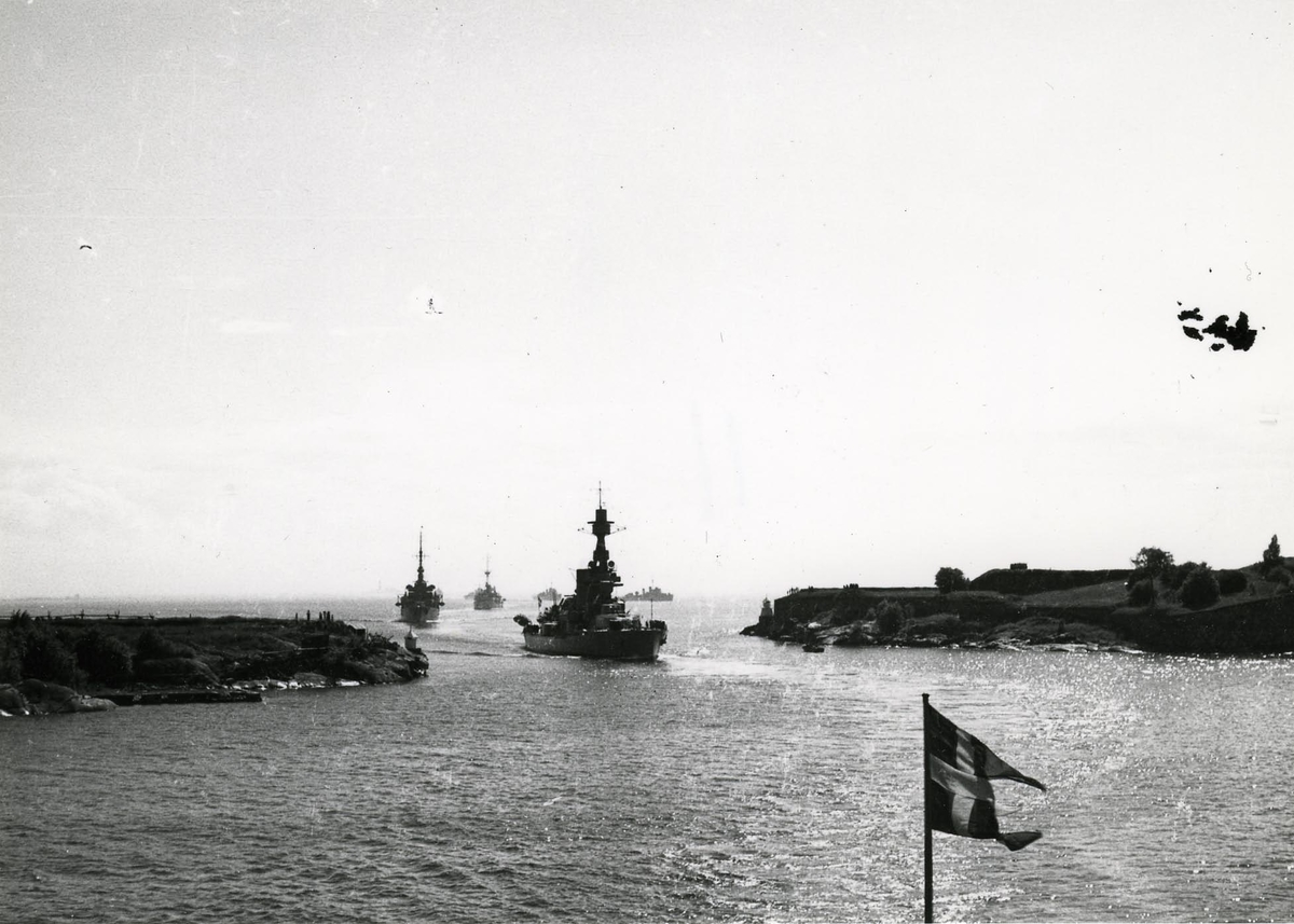 Svenska örlogsfartyg, 2 pansarskepp, torpedfartyg samt ubåtar besöka Helsingfors år 1938.
Chef amiral Tamm.