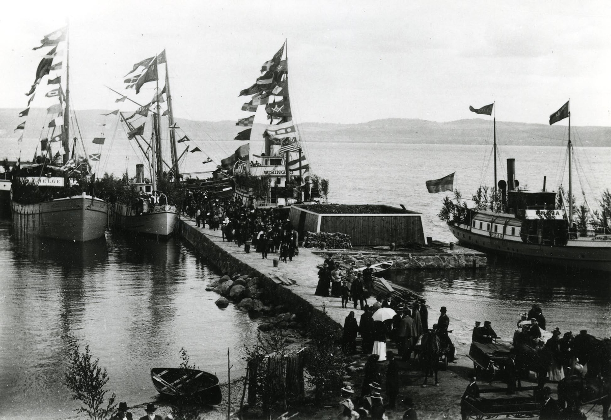 Visingsö hamn mellan 1896 och 1899 [fartyget sålt till Stockholm 1900].
Munksjö pappersbruks personals utfärd på inbjudan av bolaget.