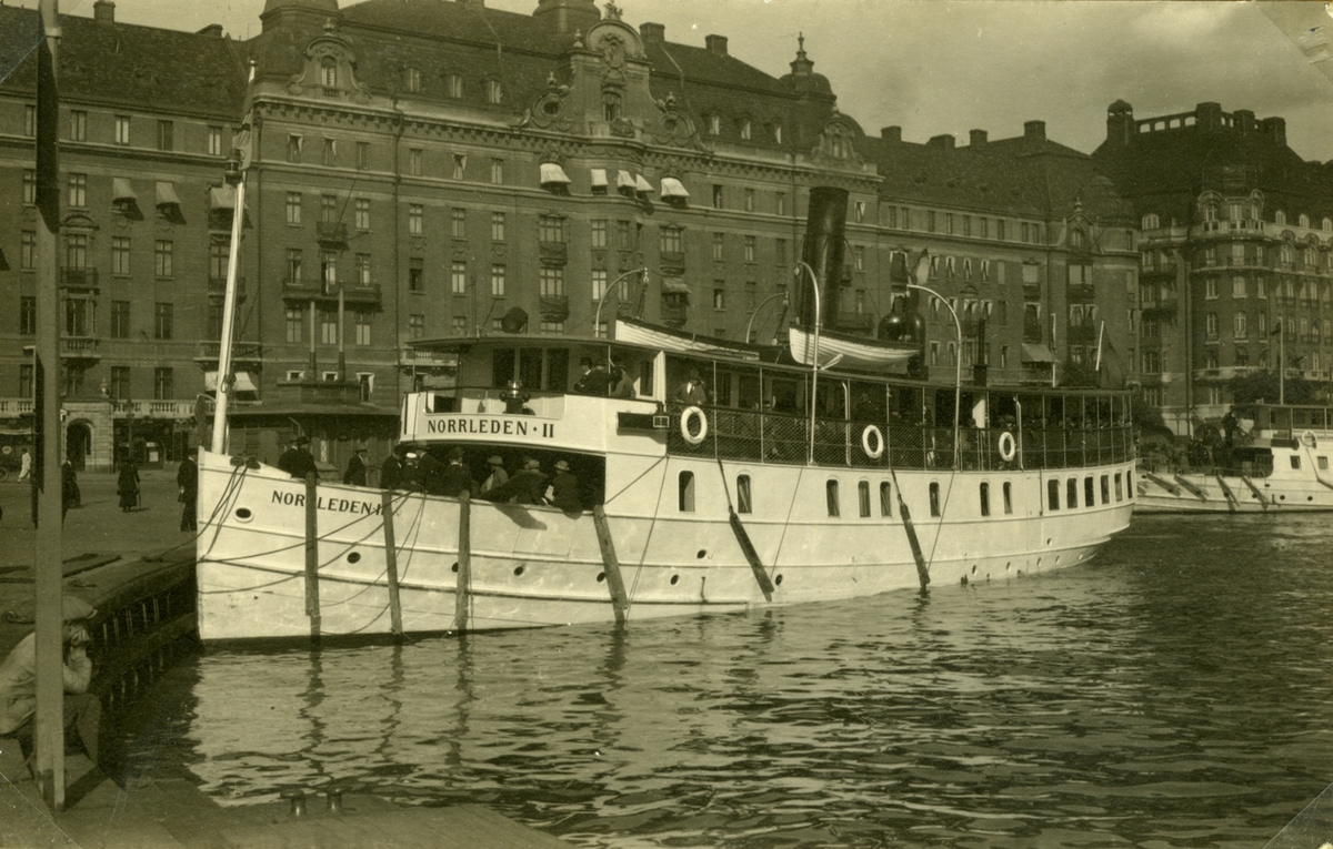 Fotografi lördagen 2 augusti 1924. Fartyget har övertagits tillf av Waxholmsbolaget, 1/8-14/8 1924.
