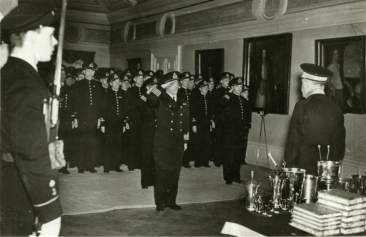 Konteramiral C. Lindström vid avslutningen av högre klassen vid Kungl. Sjökrigsskolan, år 1941.