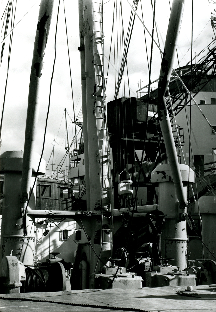 Foton från Finnboda varv. Interiör och exteriör bilder från varvsområdet. Fartygsbilder från sjösättningar m.m.
