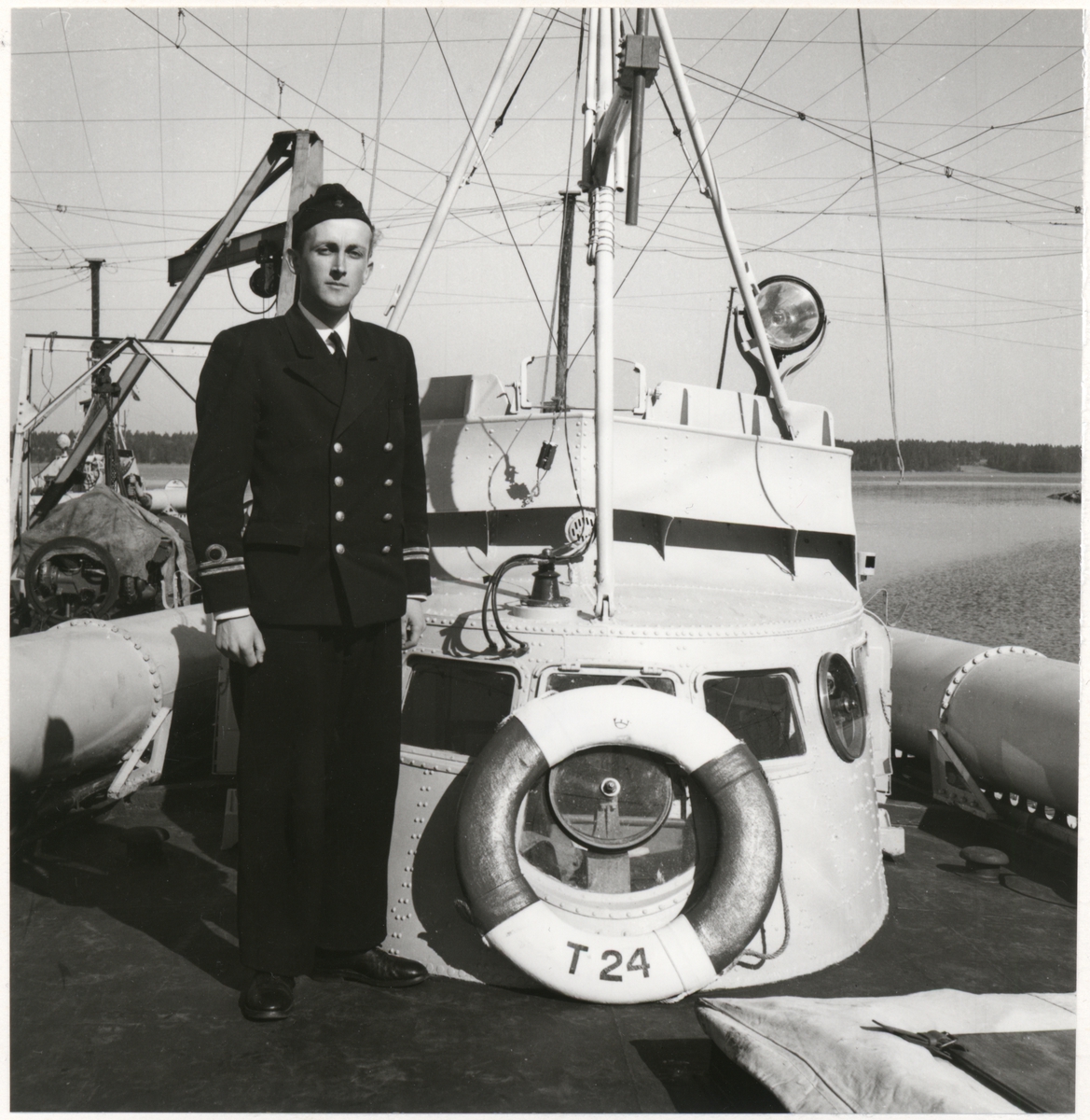 [från fotobeskrivningen:] "Fartygschefen på torpedbåten T 24, löjtnant Forsbeck [sic], år 1949."