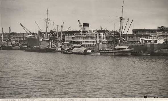 M/S ECUADOR i Buenos Aires' hamn lastas från pråmar 1943.
"Receiving cargo for Sweden from lighters & quay. Buenos Aires New Port Basin C."