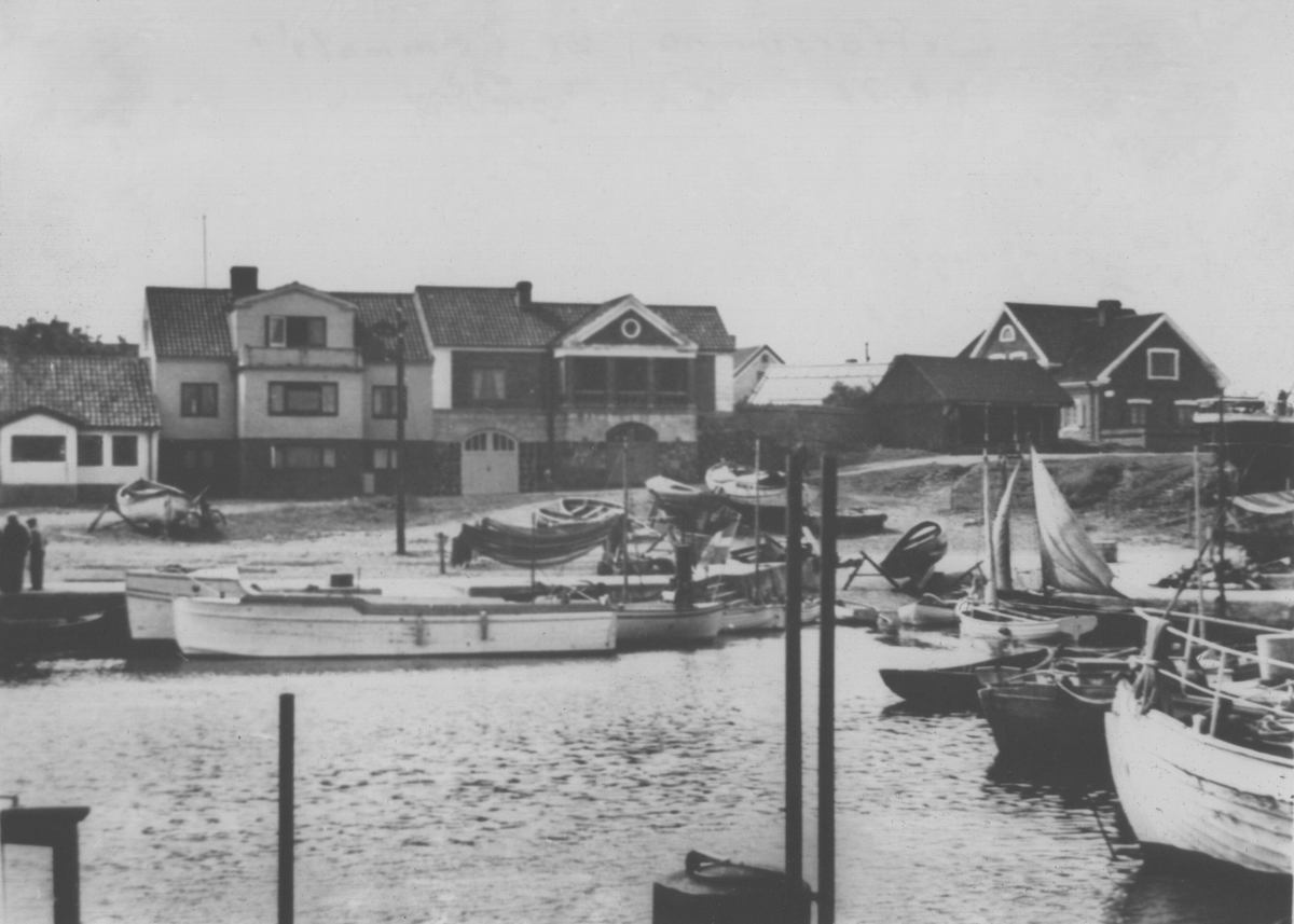 Bild efter gammal vykort från Torekov.
Yttre fartyget Sanhamn, men kallades för Strykjärnet. Inre fartyget Neptun. Trafikerade Torekov - Hallands Väderö.