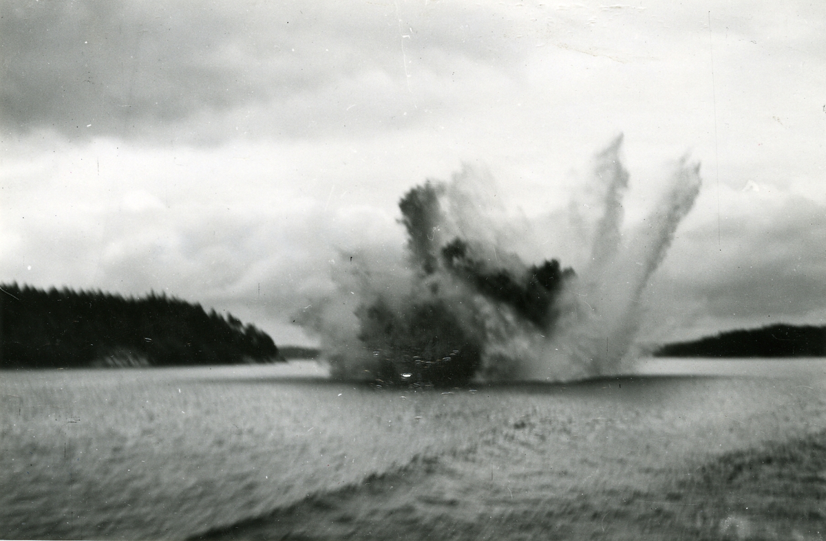 Sjunkbomb detonerar, juli 1944.