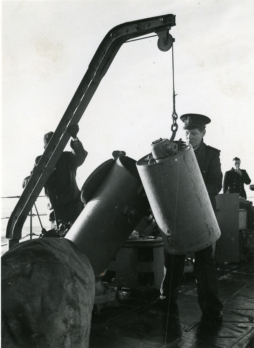 Klargöring av sjunkbombkastare den 2 dec. 1948.