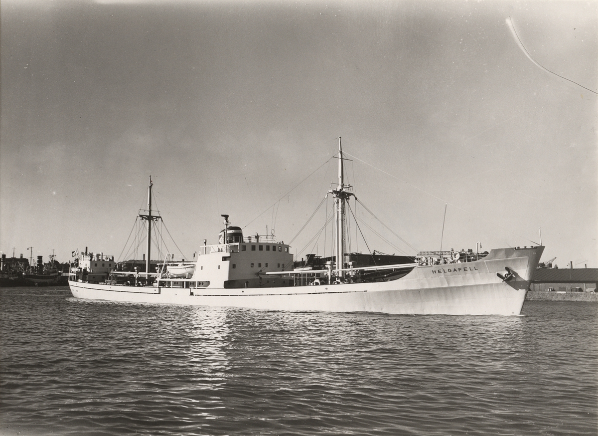 Lastmotorfartyget "HELGAFELL". Foto från Köpenhamn den 17.8.1956.