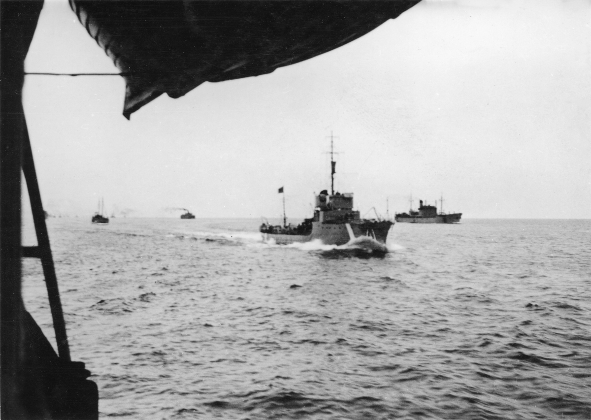 M/S Luleå i konvoj d 11 juli 1942. Klockan 1440-1505 före och efter dess torpedering utanför Idö, Västervik.