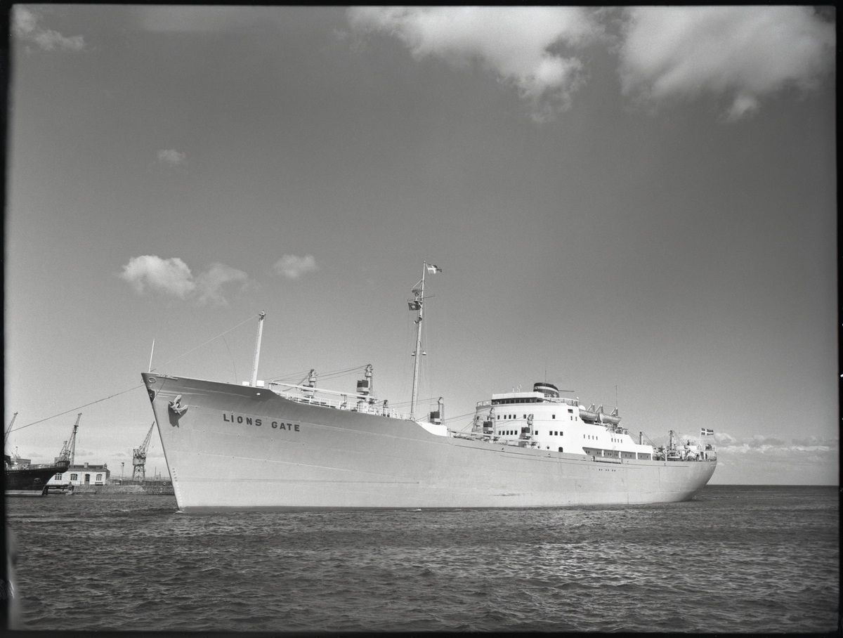 Foto i svartvitt visande lastmotorfartyget "LIONS GATE" taget i Köpenhamn april månad 1960.