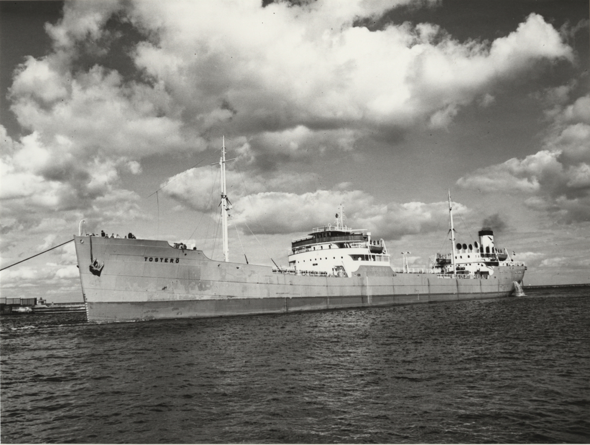 Foto i svartvitt visande tankmotorfartyget "TOSTERÖ" i Köpenhamn någon gång under åren 1957 - 1962.