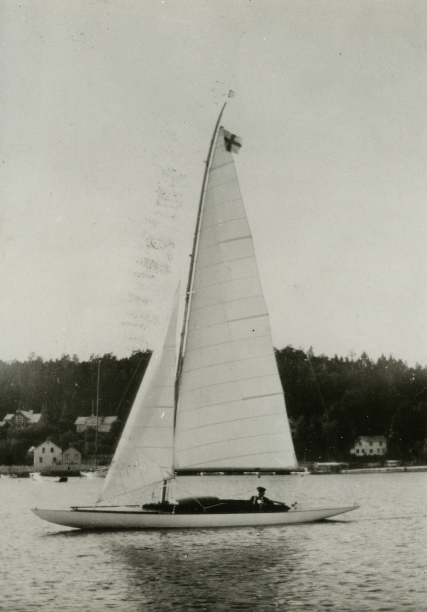 Västerviks SS utlottningsbåt 1927.
15kvm skärgårdskryssare efter -25 års regel.
Konstruerad och byggd av Tore Holm, Bilden tagen på Gamlebyviken.