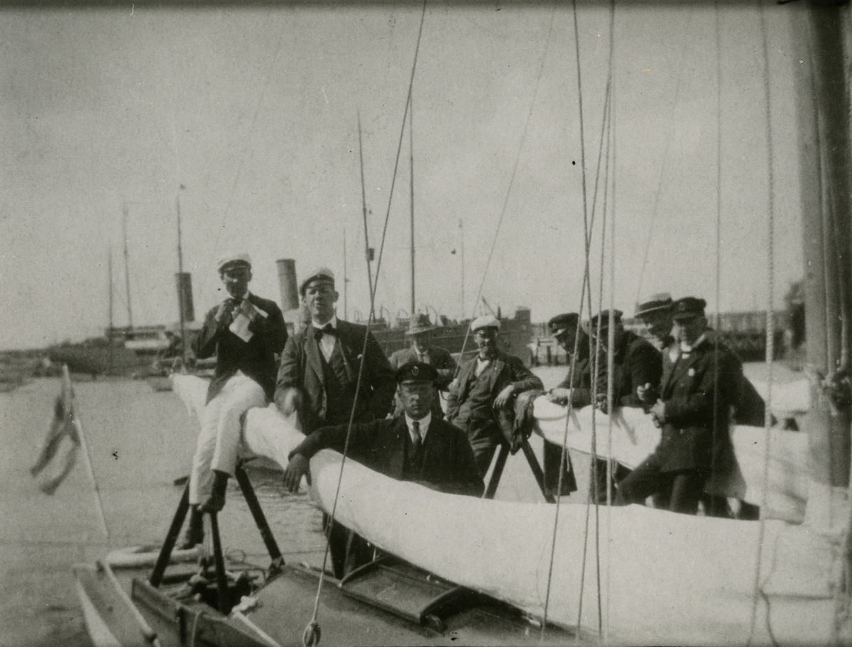 Skärgårds 40:an "SIFS" besättning vid olympiaden i Oostende 1920. Tore Holm, Rorsman, sittande på bommen, Yngve Holm framför Tore och längst fram Axel Rydin.