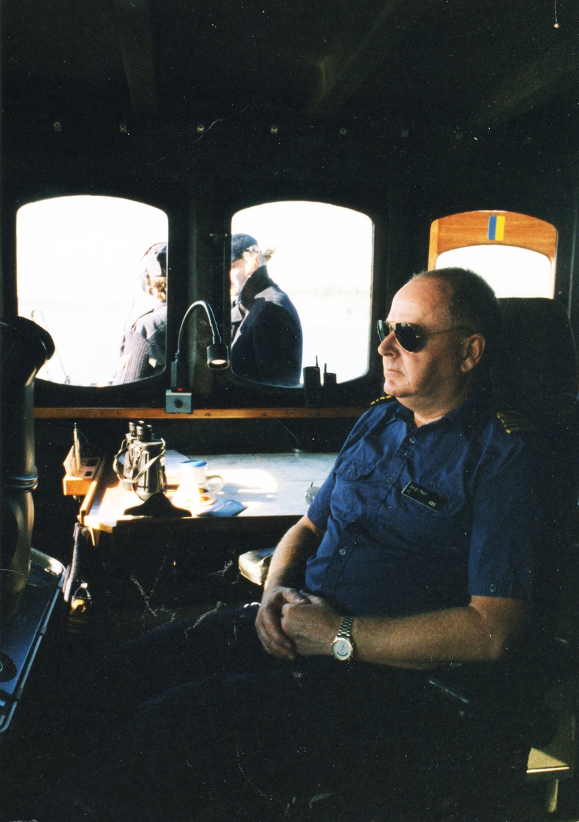 Sittande ombord Bengt Pauli i styrhytten.