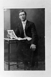 Studioportrett av Arthur Grønningsæther, fotografert sittend