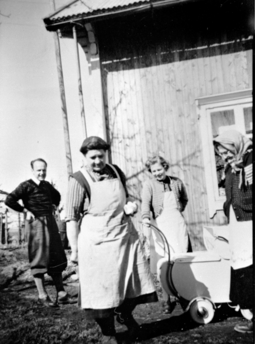 4 personer med barnevogn. Bjarne Solheim f.1916 til venstre. Rigmor Solheim f.1919 er nummer 3 fra venstre. Susanne Antonsen (1885-1958) til høyre.