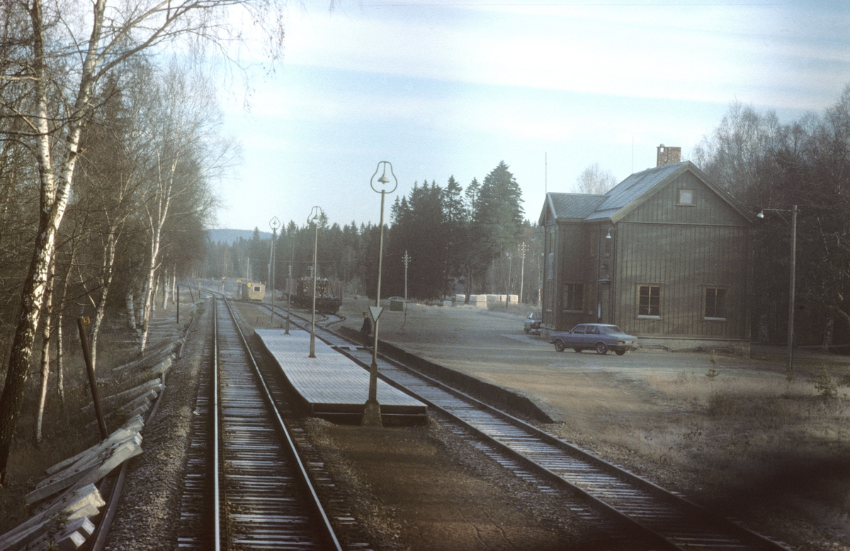 Jørstad stasjon, sett fra lokomotivet i tog 451, dagtoget til Bodø. Signal "Passer" vises (grønt flagg) fra stativ. Togekspeditøren er på vei over til plattformen. Toget hadde signalstopp her.