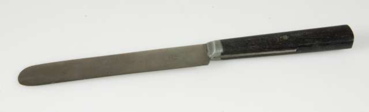 Leksaksmatkniv av stål med skaft av trä och nitar av gulmetall. 

