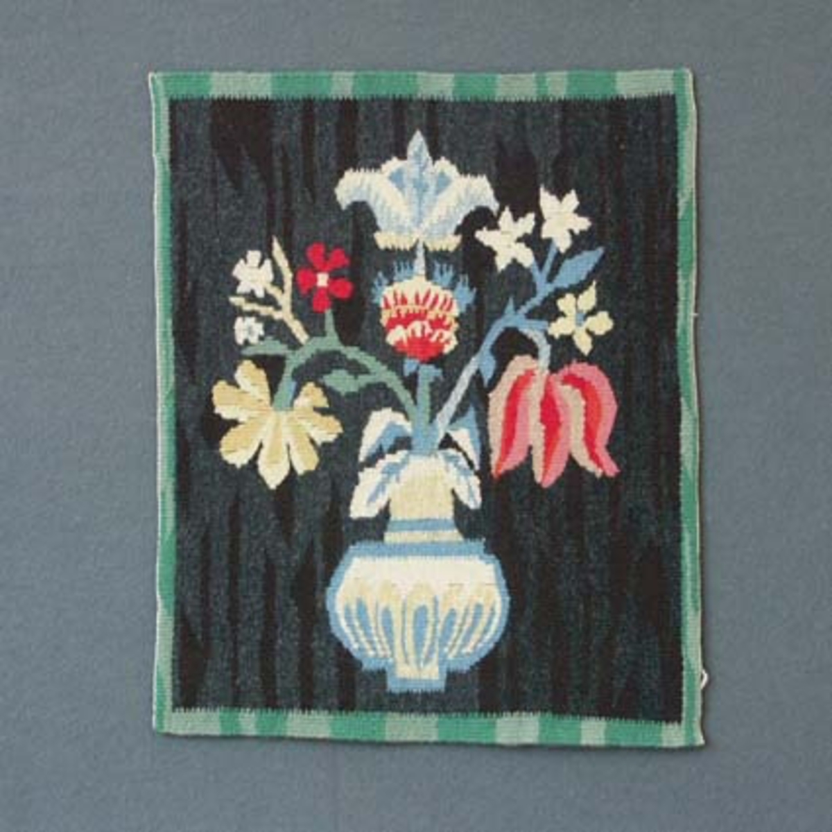 Bildväv vävd med ullgarn i inslag och lingarn i varp. Detalj av mönster från Smålands museum.Pris 58:-.