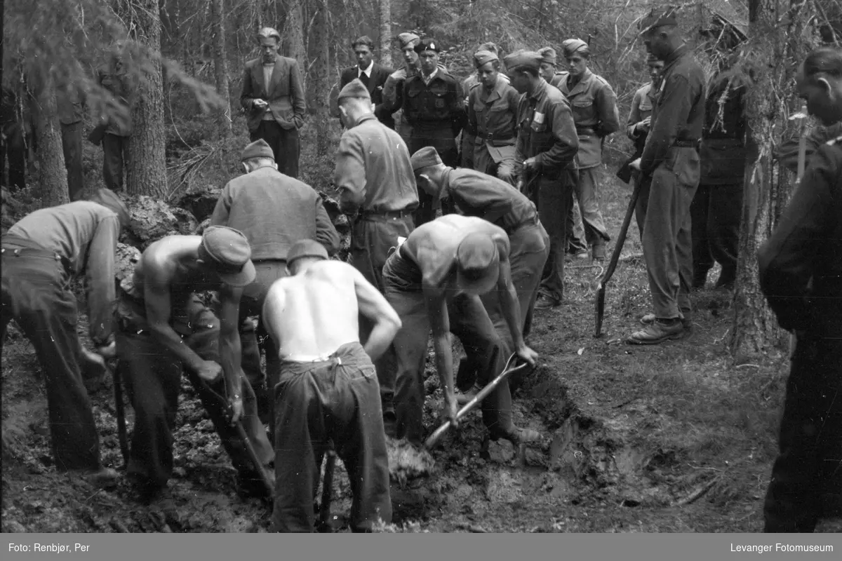 Åpning av graver i krigsfangeleiren på Falstad, Faldstadskogen.