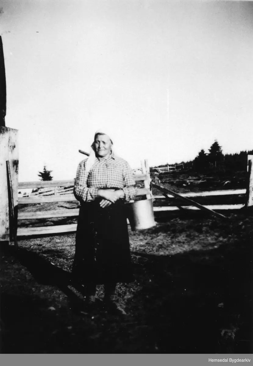 Anne Solheim ved Teigabua på Krosstølane , ca. 1945