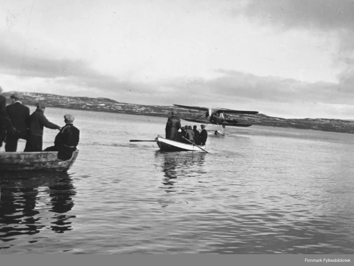 Sjøfly utenfor Nyborg, lokale båter på vei ut til flyet. Dette skal være ukebladet Allers sitt fly i 1938, samme fly som 97056-001? B 5536