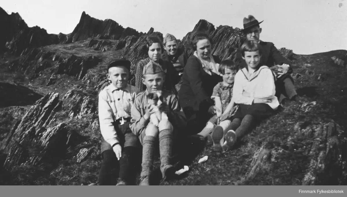 Olga Lovise Ellilaog barn fotografert i Berlevåg, ca. 1937. Til høyre sitter Ingrid og Randi Ellila og bak Randi hennes eldste bror Rolf Ellila. B 5545