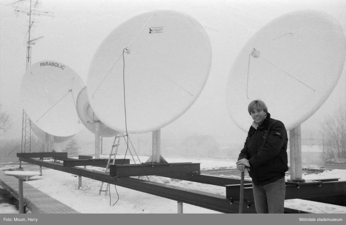Seth Larsson på taket till det nybyggda Seth's Antenn och TV-service AB i Lindome, år 1985.

För mer information om bilden se under tilläggsinformation.
