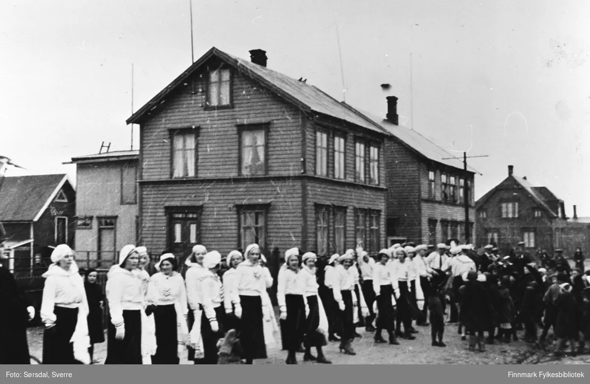17. mai feiring i Vardø 1935. Turnerne står oppstilt i gaten i like klær.