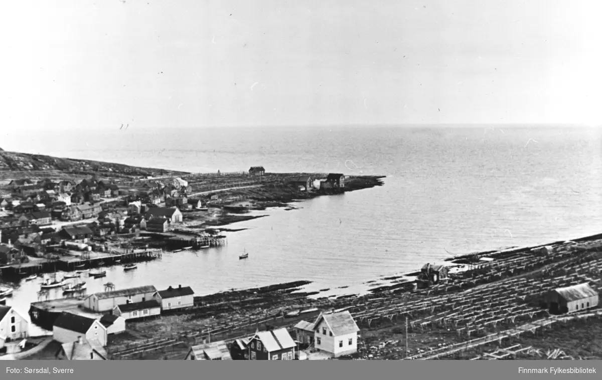 Oversiktsfoto fotografert fra toppen av  radiomasta i  Vardø i 1936. Havna med fiskebåter. Østervågen og deler av Stegelneset.