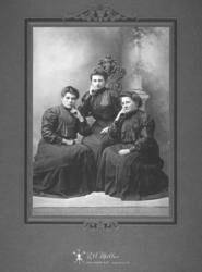 Til venstre sitter Nanna Bergithe Korbi fra Vadsø. Hun ble g