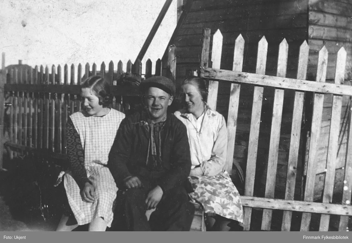 Rikarda Vara, Isak Ballo og Alma Joki i Vadsø, muligens på 1930-tallet.