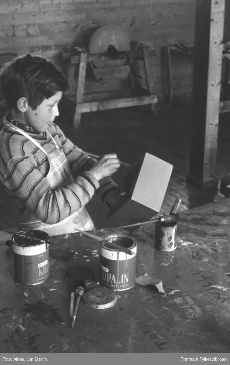 Tunga rett i munnen! Gunnar Pettersen maler kista han laget på sløyden i 4. klasse på Øksfjord barneskole i 1954