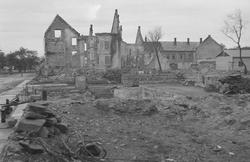 Provisorisk brakke i ruinene etter bombing 1940