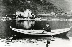 Hans Henriksen i robåt